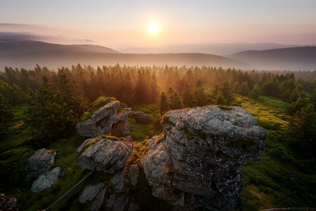Krajinná fotografie Jeseníků při západu slunce Mlžné ráno v Jeseníkách – horská krajina