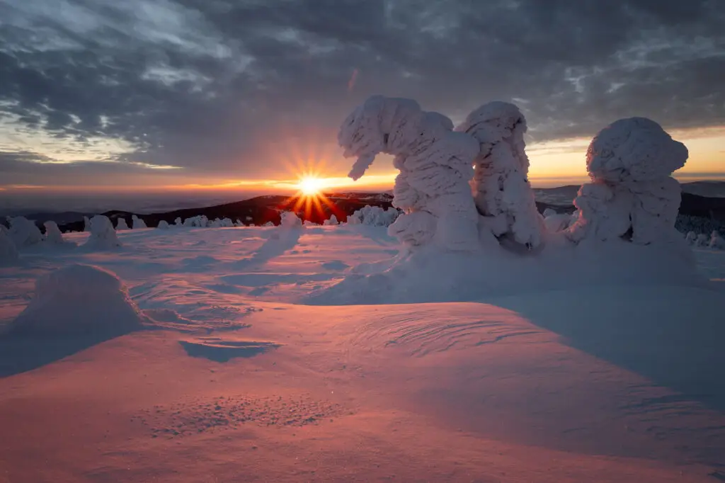 Panoramatický pohled na Praděd při zlaté hodině v Jeseníkách