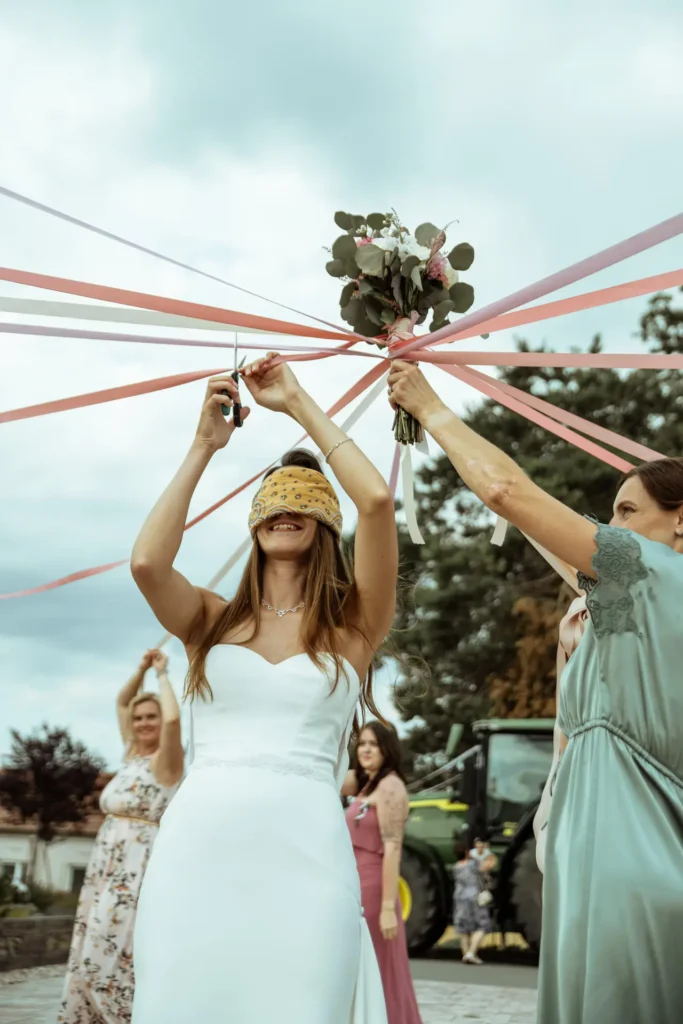 Novomanželé během svatebního dne vinařství Spielberg