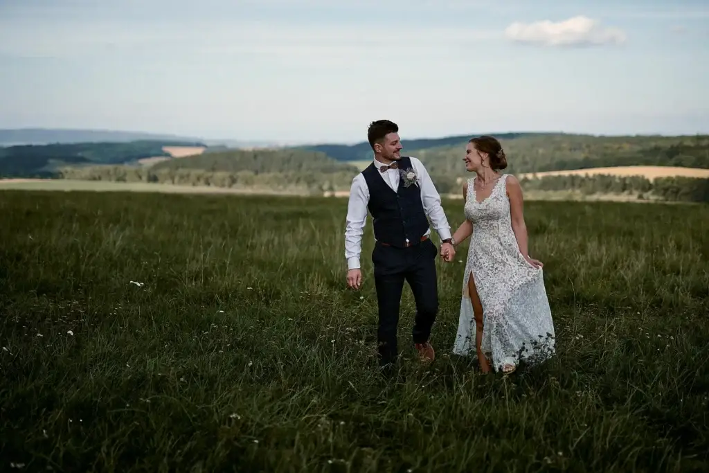 Přirozený svatební portrét páru v exteriéru, s pohledem na sebe prostějov