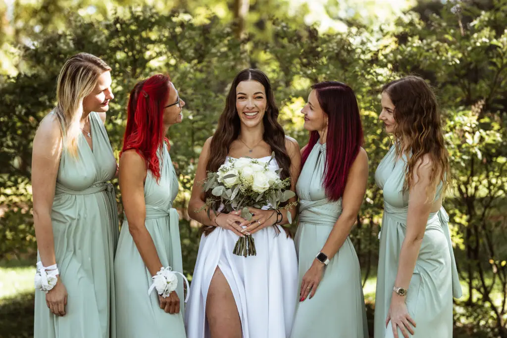 Nevěsta v doprovodu družiček v Habrovanech na Vyškovsku