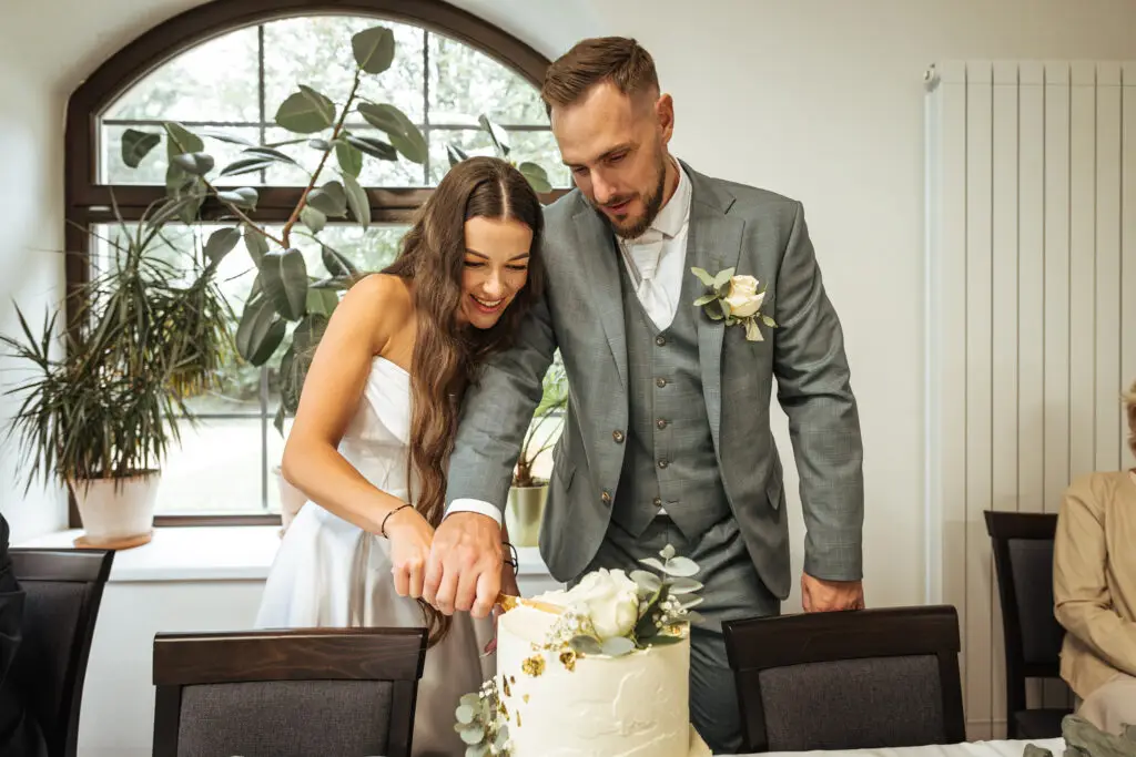 Krájení dortu novomanželů