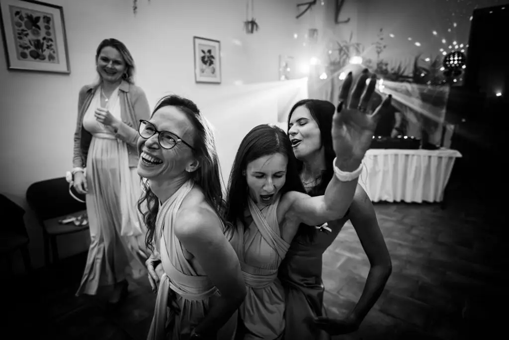 Svatební hostina – společné tenčky družiček