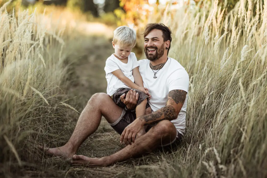 úsměvy při rodinném focení v trávě