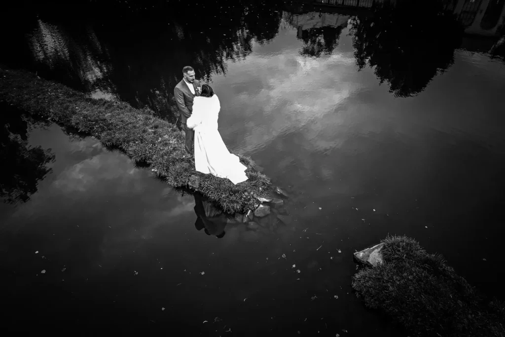 černobílá svatební fotografie Břetu a Katky