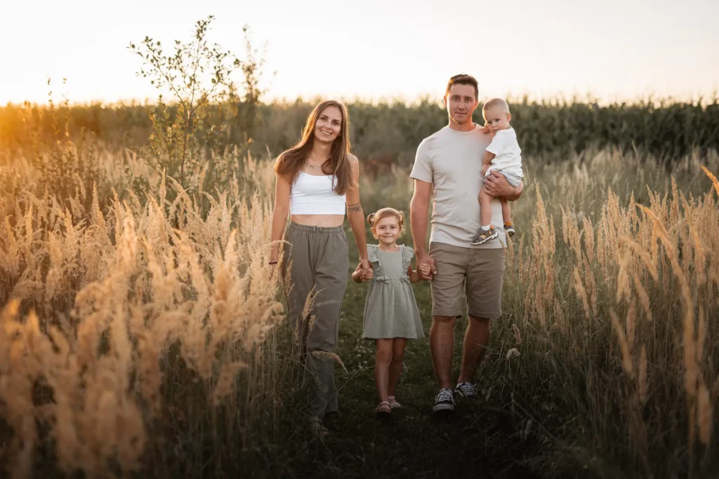 Rodinné focení – sourozenci během venkovního focení při západu slunce