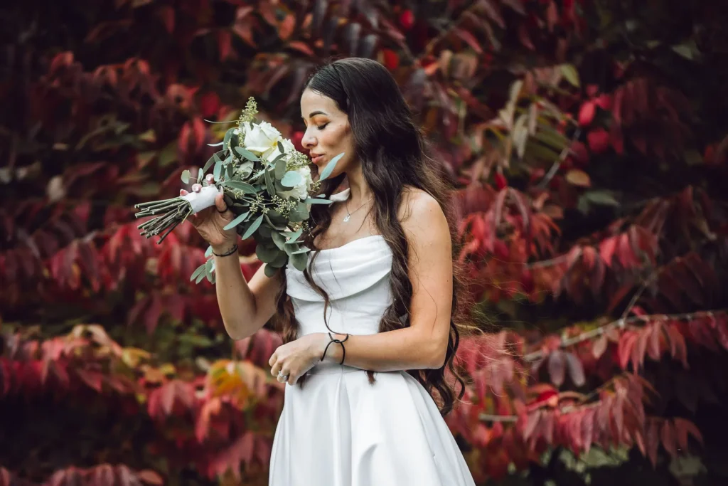 Svatební portrét nevěty – romantický moment v přírodě