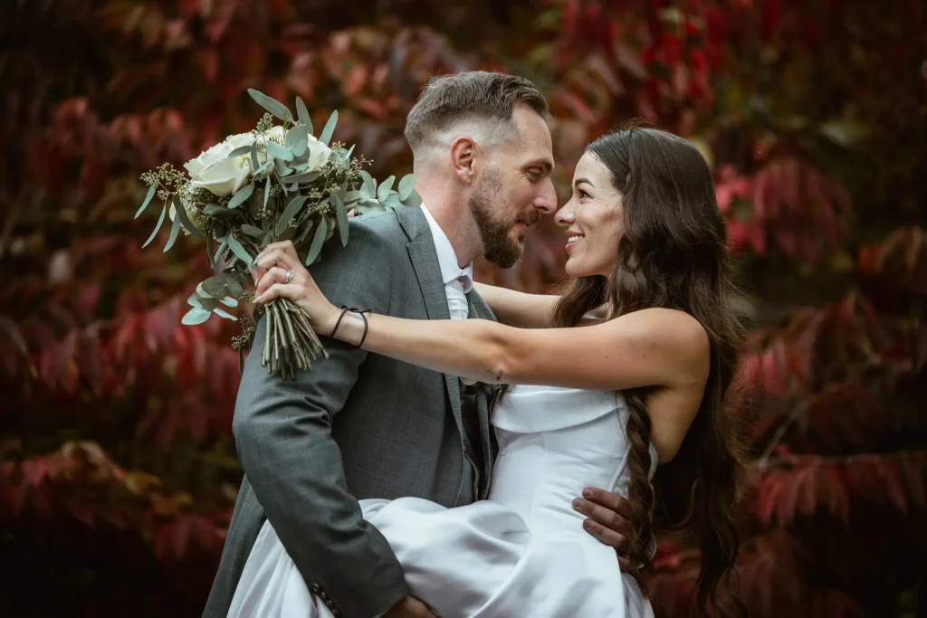 Svatební portrét ženicha a nevěsty – romantický moment v přírodě