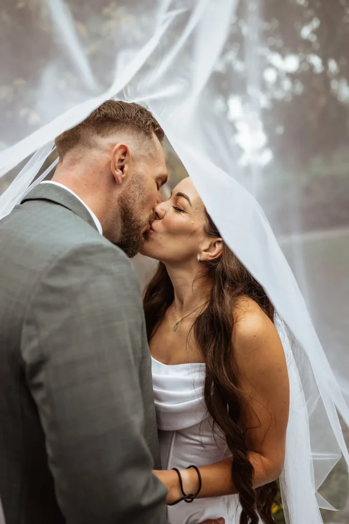 Svatební portrét – přirozené emoce páru