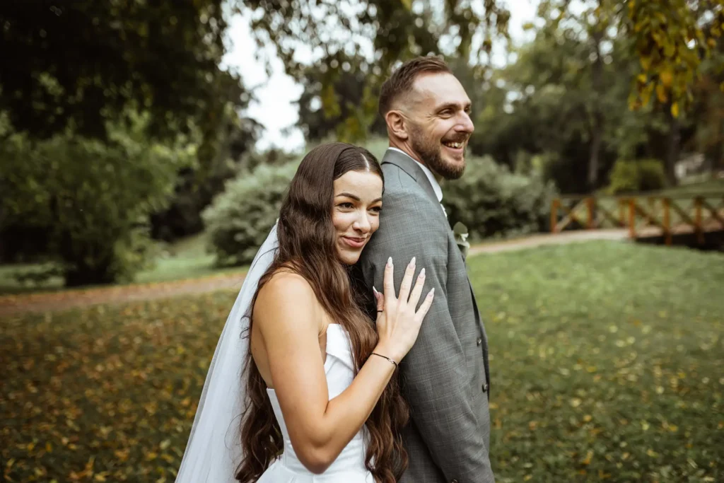 Svatební portrét – ženiha a nevěsty v podzimním parku v Habrovanech