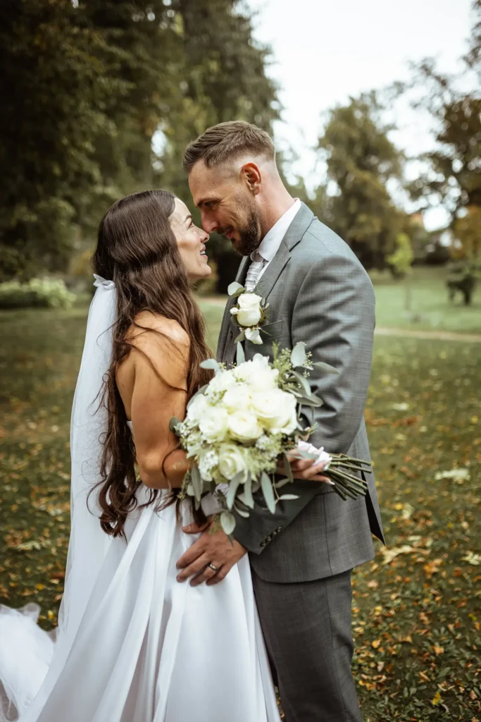 Svatební portrét – romantický moment v přírodě