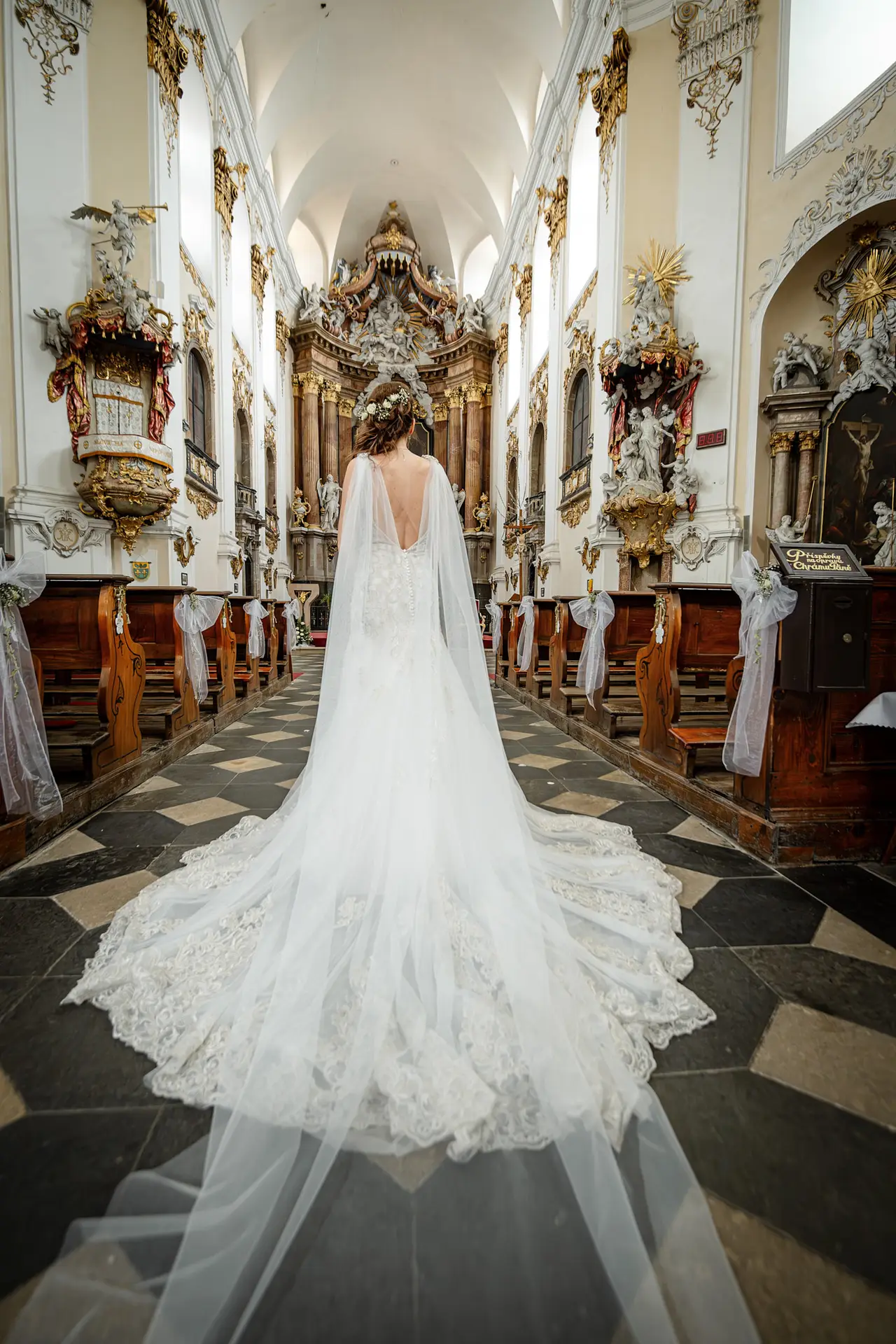 Autentická svatební fotografie – portét nevěsty v kráné katedrále v Dubu nad Moravou