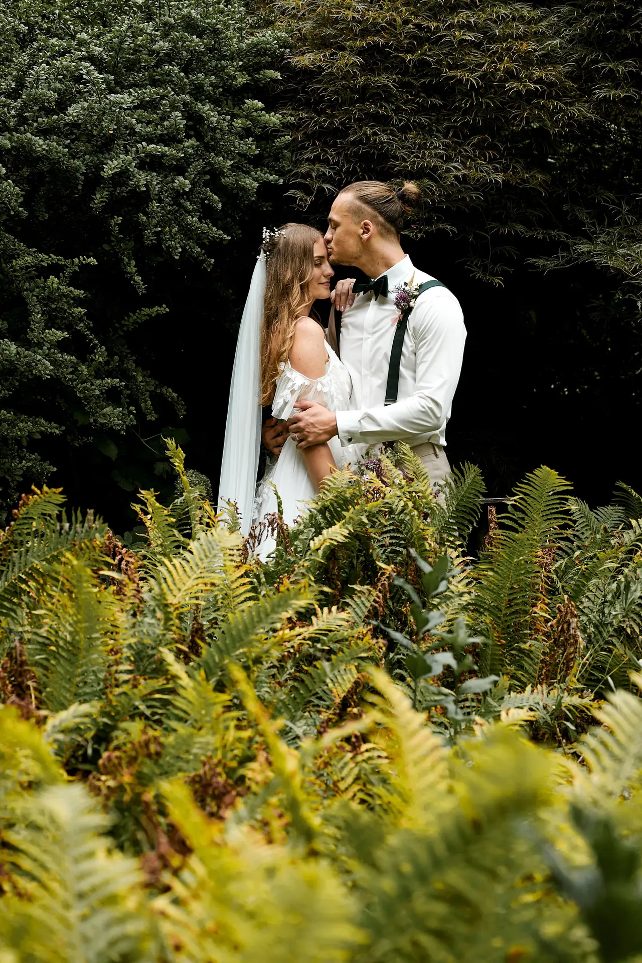Svatební portrét – romantický moment v přírodě fotograf Milan Samochin