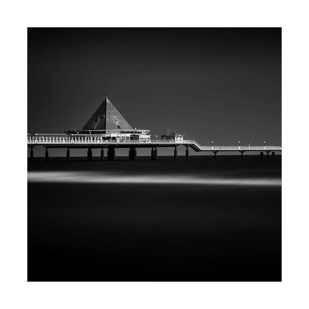 minimalistická architektura v černobílém kontrastu světla a stínu