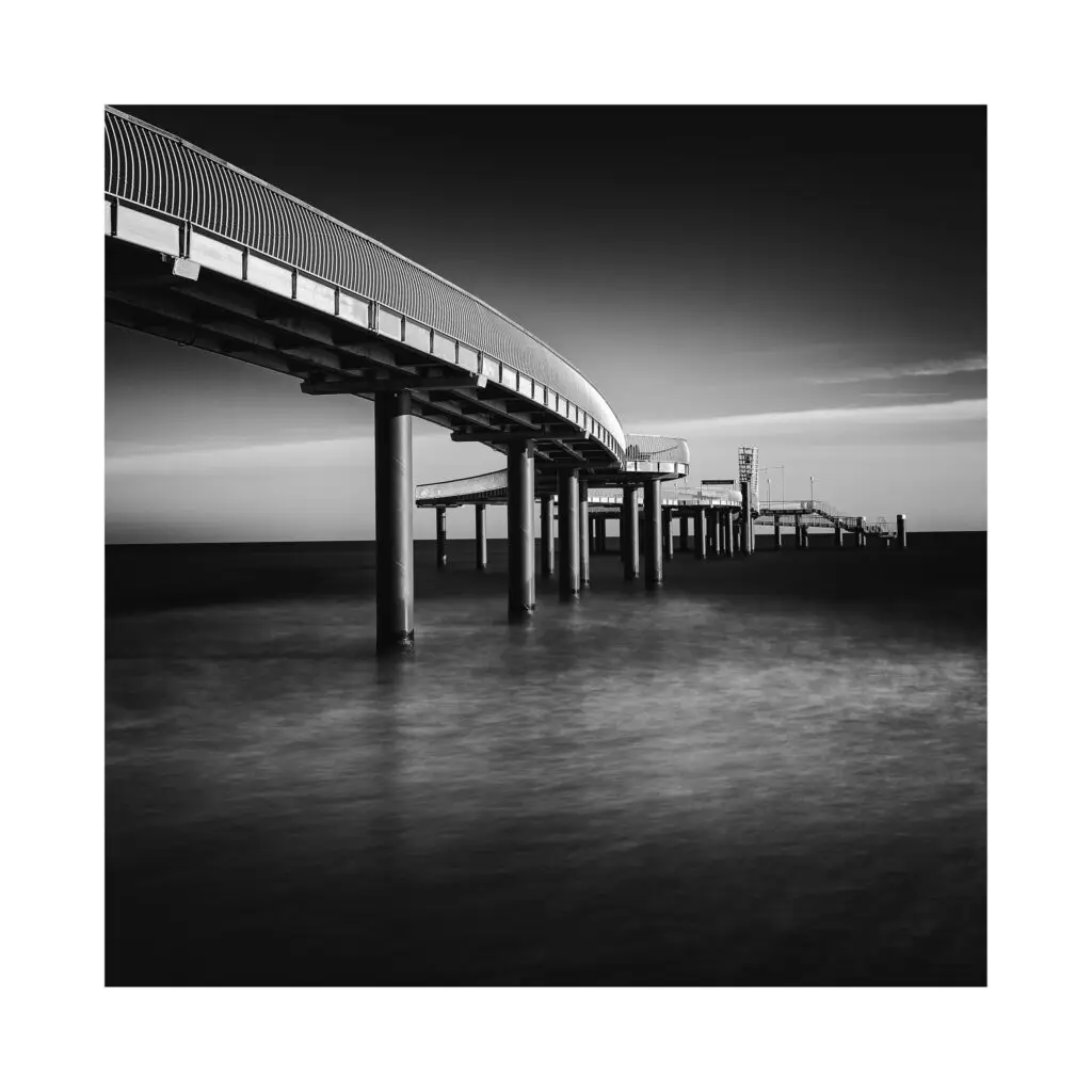 Černobílá line vzdalujícího se mostu