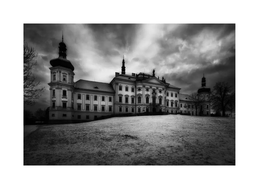 černobílá fotografie dobové architektury architektury s výraznými liniemi