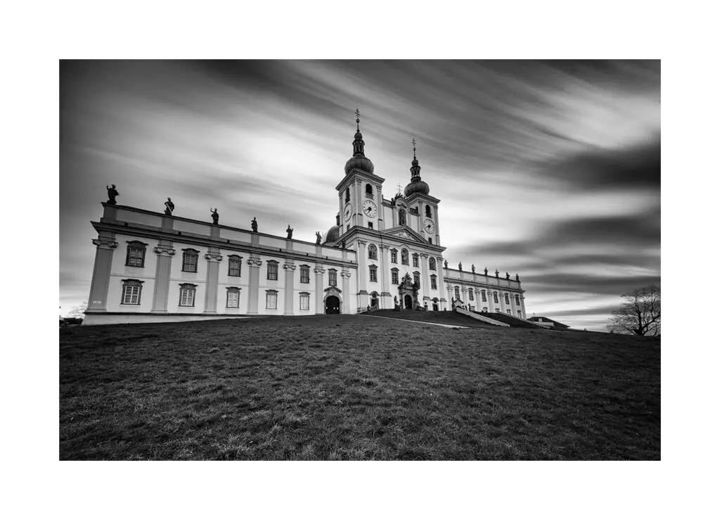 Bazilika Svatý Kopeček v čebílém kabátu